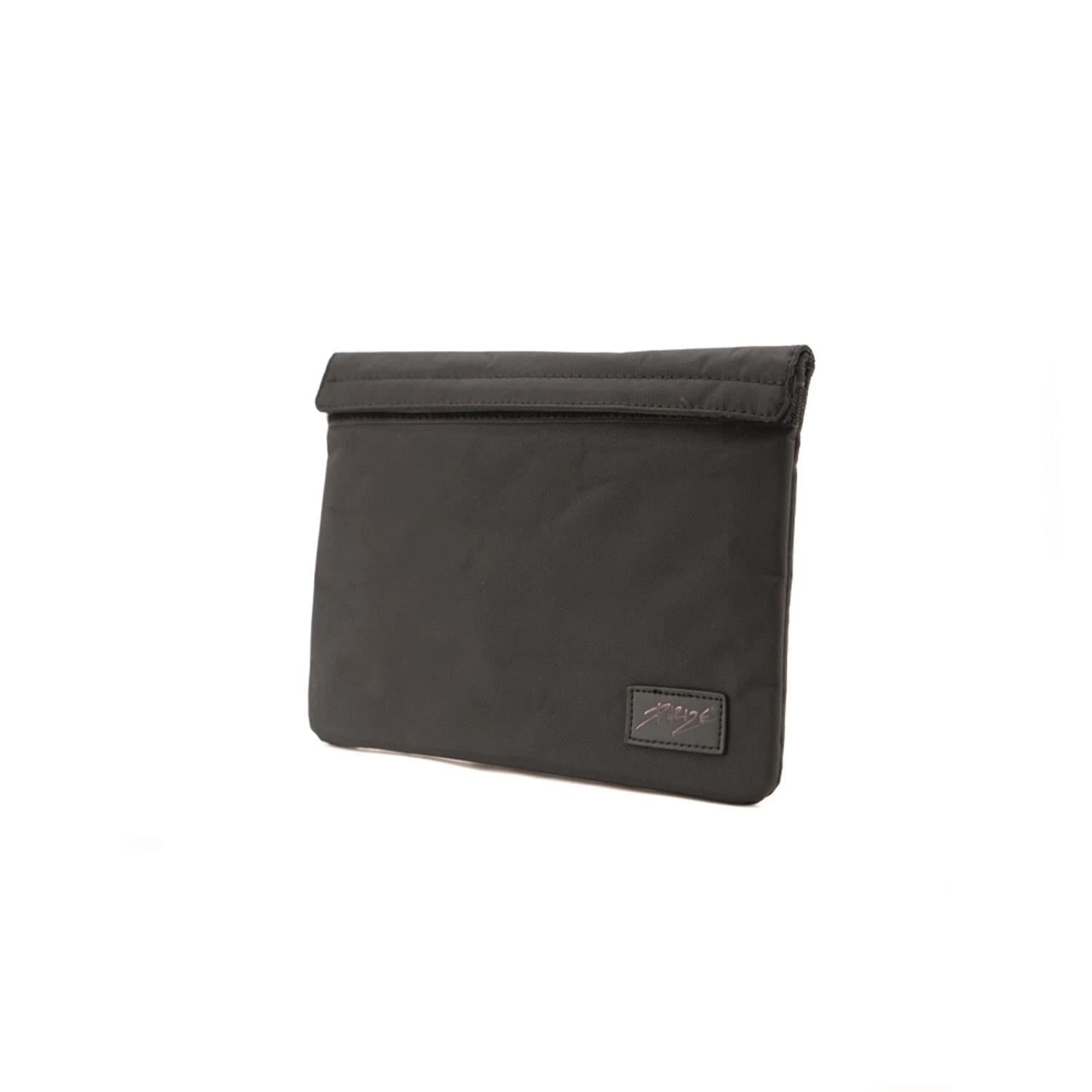 PURIZE Aktivkohle-Tasche in Schwarz aus Nylon, geruchsdicht, Frontansicht geschlossen mit Klettlasche und PURIZE Logo-Patch